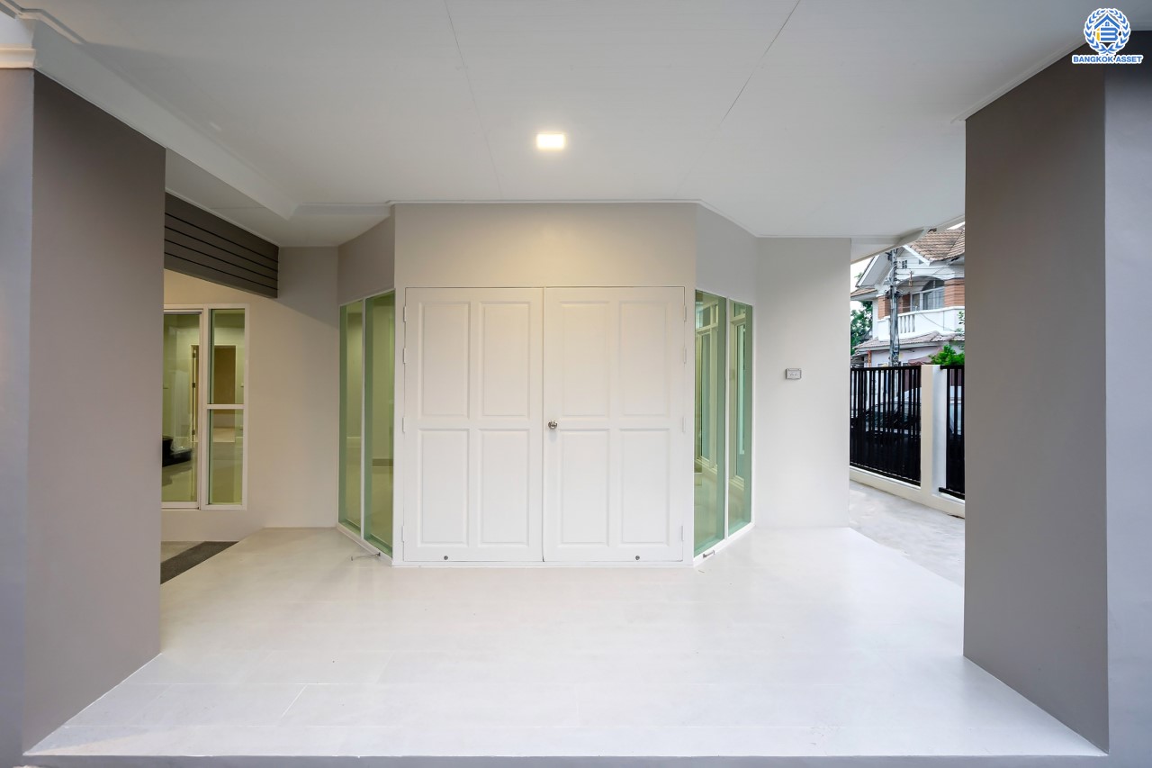 บ้านมือสองตกแต่งใหม่ ม.รัชชา2 บางใหญ่ หลังมุม เนื้อที่ 59 ตร.ว. ฟังก์ชัน 3 ห้องนอน 3 ห้องน้ำ 1 ห้องอเนกประสงค์ จอดรถได้ 2 คัน บนทำเลเชื่อมต่อถ.กาญจนาภิเษก ใกล้เซ็นทรัลเวสต์เกต ทางด่วน "กาญจนาภิเษก" และรถไฟฟ้าสายสีม่วง "สถานีตลาดบางใหญ่"